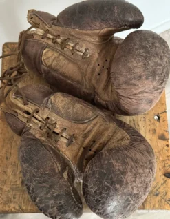 Ancienne paire de gants de boxe en cuir