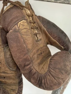 Ancienne paire de gants de boxe en cuir