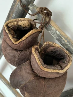Ancienne paire de gants de boxe en cuir