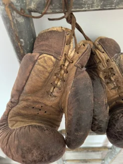 Ancienne paire de gants de boxe en cuir
