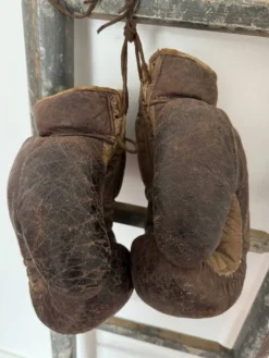 Ancienne paire de gants de boxe en cuir