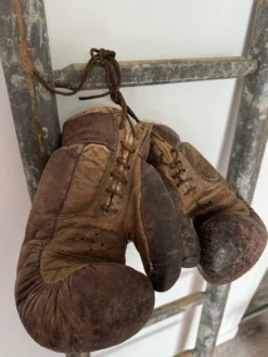 Ancienne paire de gants de boxe en cuir