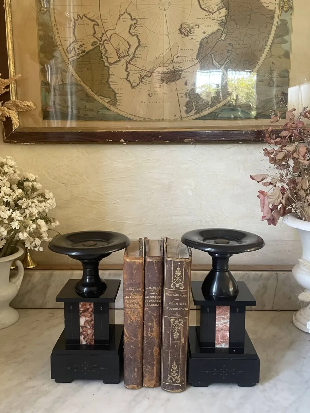 Ancienne paire de serre-livres cassolettes en marbre
