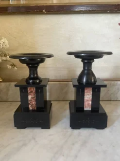 Ancienne paire de serre-livres cassolettes en marbre