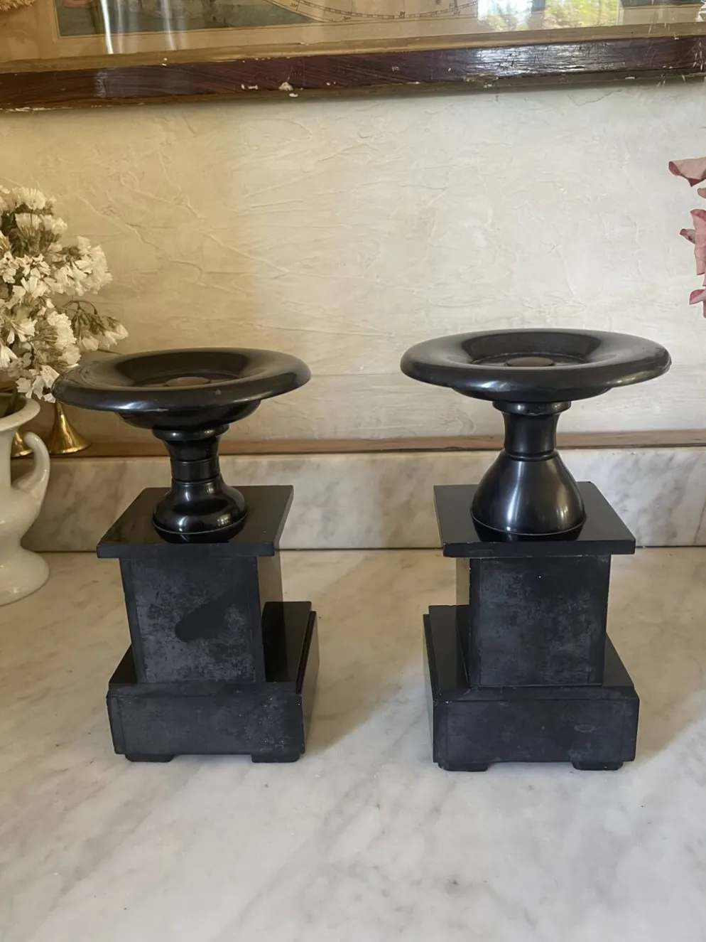 Ancienne paire de serre-livres cassolettes en marbre
