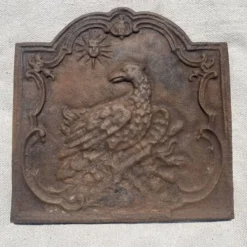 Ancienne plaque de cheminée en fonte ,décor aigle et soleil, 47 × 47 cm