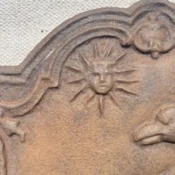 Ancienne plaque de cheminée en fonte ,décor aigle et soleil, 47 × 47 cm
