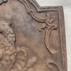 Ancienne plaque de cheminée en fonte ,décor aigle et soleil, 47 × 47 cm