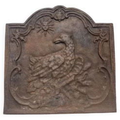 Ancienne plaque de cheminée en fonte ,décor aigle et soleil, 47 × 47 cm