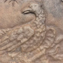 Ancienne plaque de cheminée en fonte ,décor aigle et soleil, 47 × 47 cm