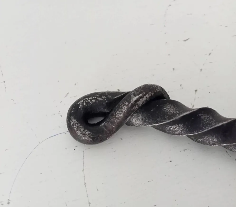 Ancienne poignée de porte en fer forgé massif