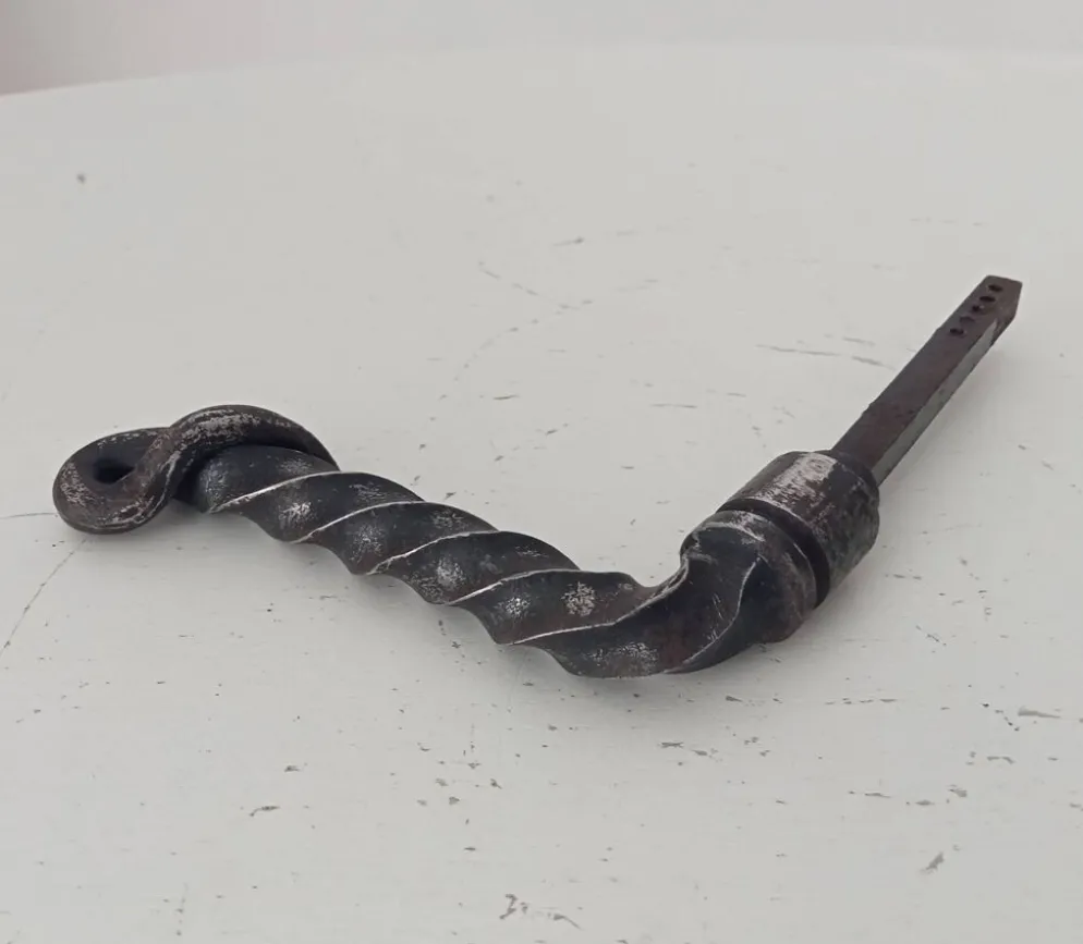 Ancienne poignée de porte en fer forgé massif