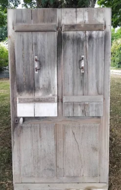 Ancienne porte avec volets en bois Vintage
