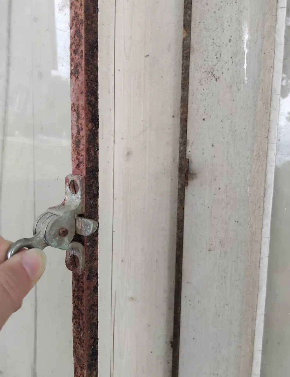 Ancienne porte avec volets en bois Vintage
