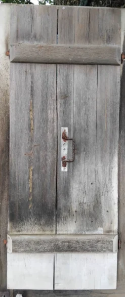 Ancienne porte avec volets en bois Vintage