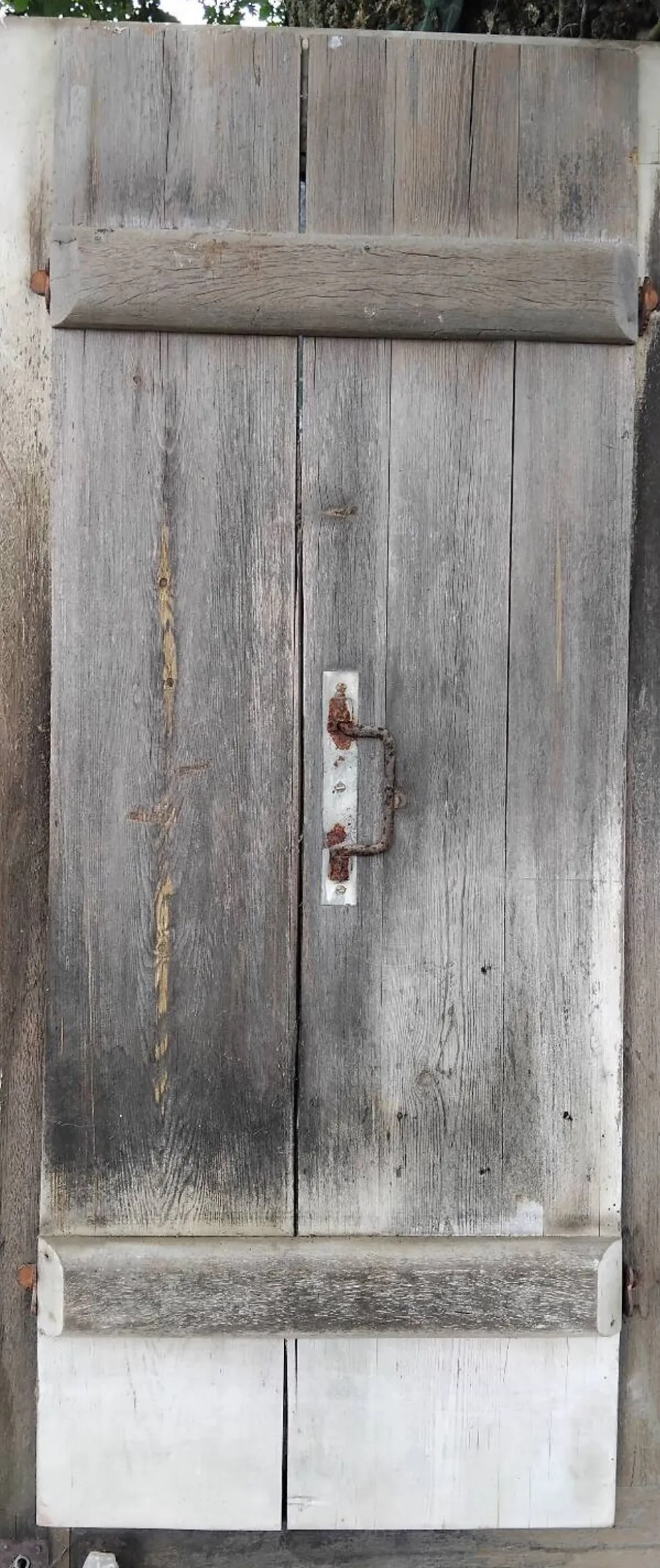 Ancienne porte avec volets en bois Vintage