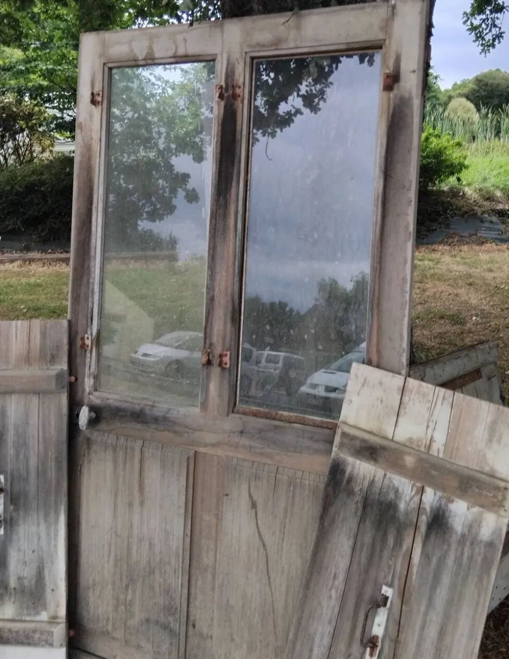 Ancienne porte avec volets en bois Vintage
