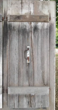 Ancienne porte avec volets en bois Vintage