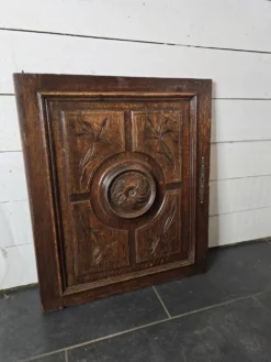 Ancienne porte en bois sculpté