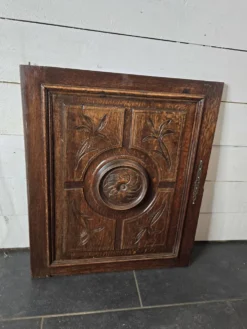 Ancienne porte en bois sculpté