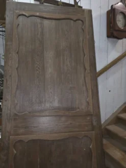 Ancienne porte moulurée en chêne