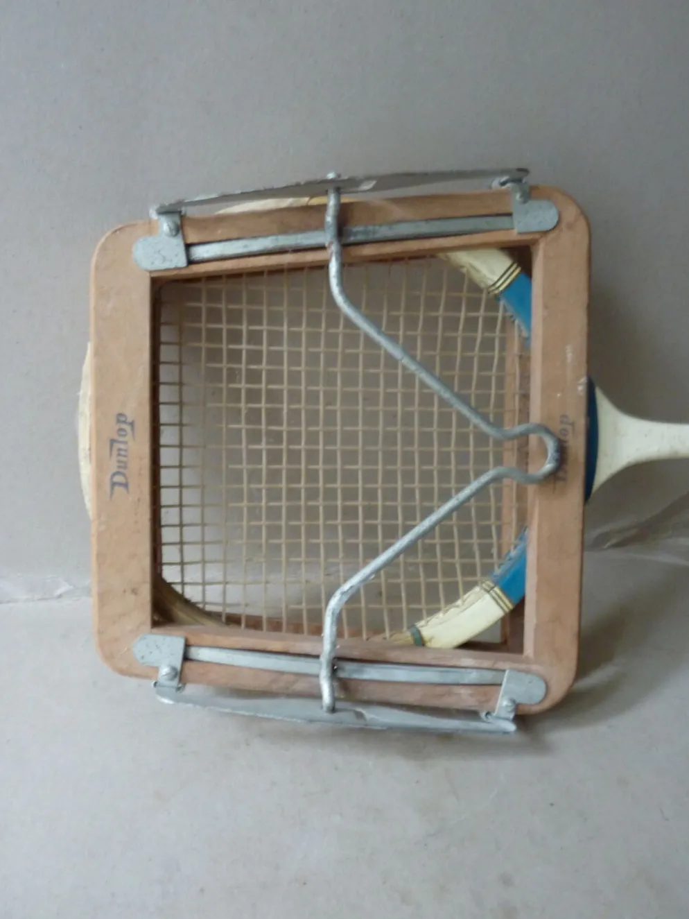 Ancienne raquette Dunlop avec son cadre en bois