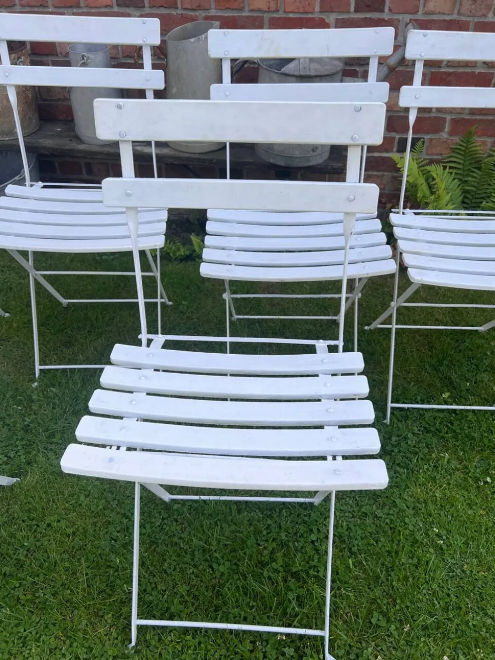 Anciennes chaises de bistrot de terrasse