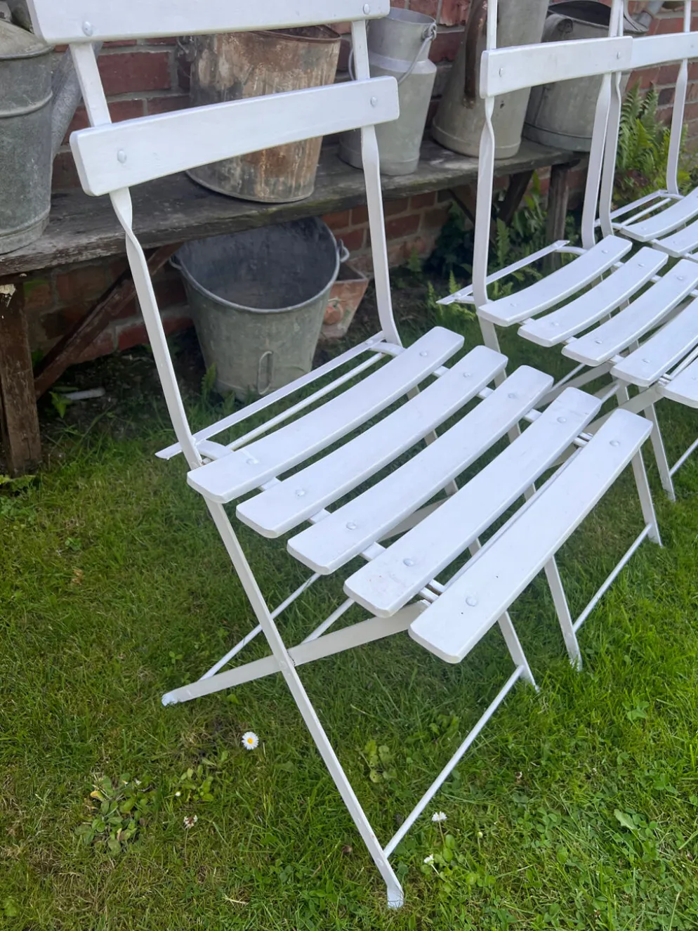 Anciennes chaises de bistrot de terrasse