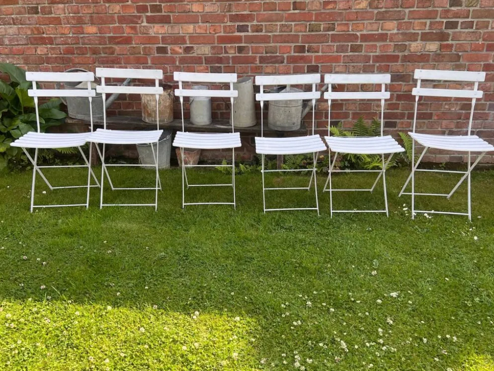 Anciennes chaises de bistrot de terrasse