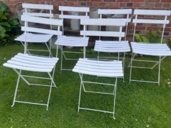 Anciennes chaises de bistrot de terrasse