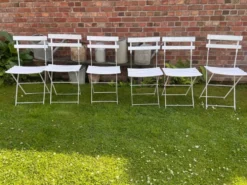 Anciennes chaises de bistrot de terrasse