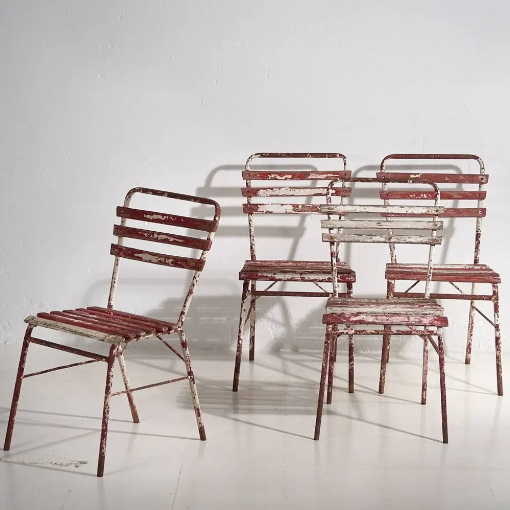 Anciennes chaises de terrasse rouges et blanches (vers 1920). Ensemble de 4 pièces