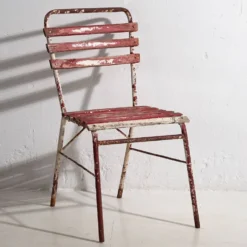 Anciennes chaises de terrasse rouges et blanches (vers 1920). Ensemble de 4 pièces