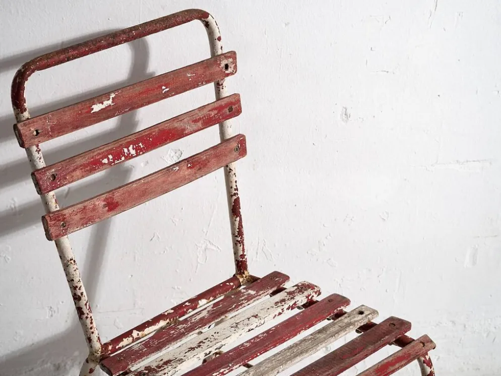 Anciennes chaises de terrasse rouges et blanches (vers 1920). Ensemble de 4 pièces