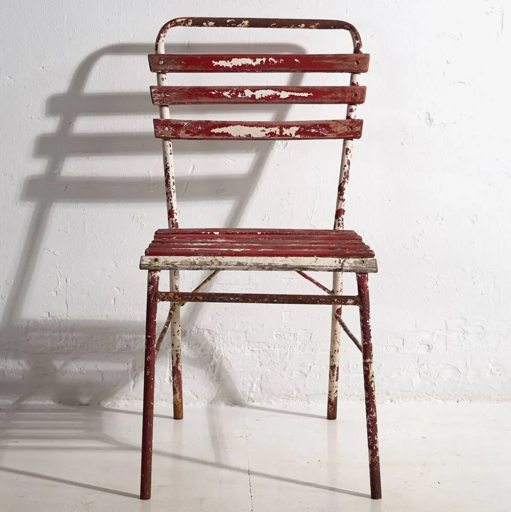 Anciennes chaises de terrasse rouges et blanches (vers 1920). Ensemble de 4 pièces