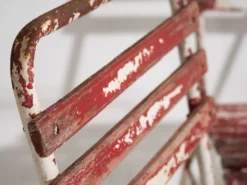 Anciennes chaises de terrasse rouges et blanches (vers 1920). Ensemble de 4 pièces