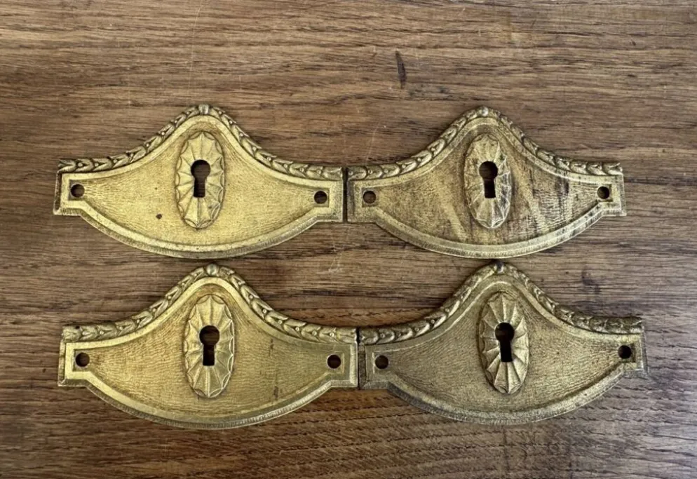 4 anciennes entrée de serrure en bronze/laiton doré meuble Louis XV Na