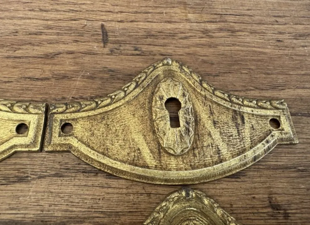 4 anciennes entrée de serrure en bronze/laiton doré meuble Louis XV Na