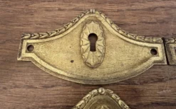4 anciennes entrée de serrure en bronze/laiton doré meuble Louis XV Na