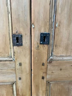 Anciennes portes de menuiserie intérieure