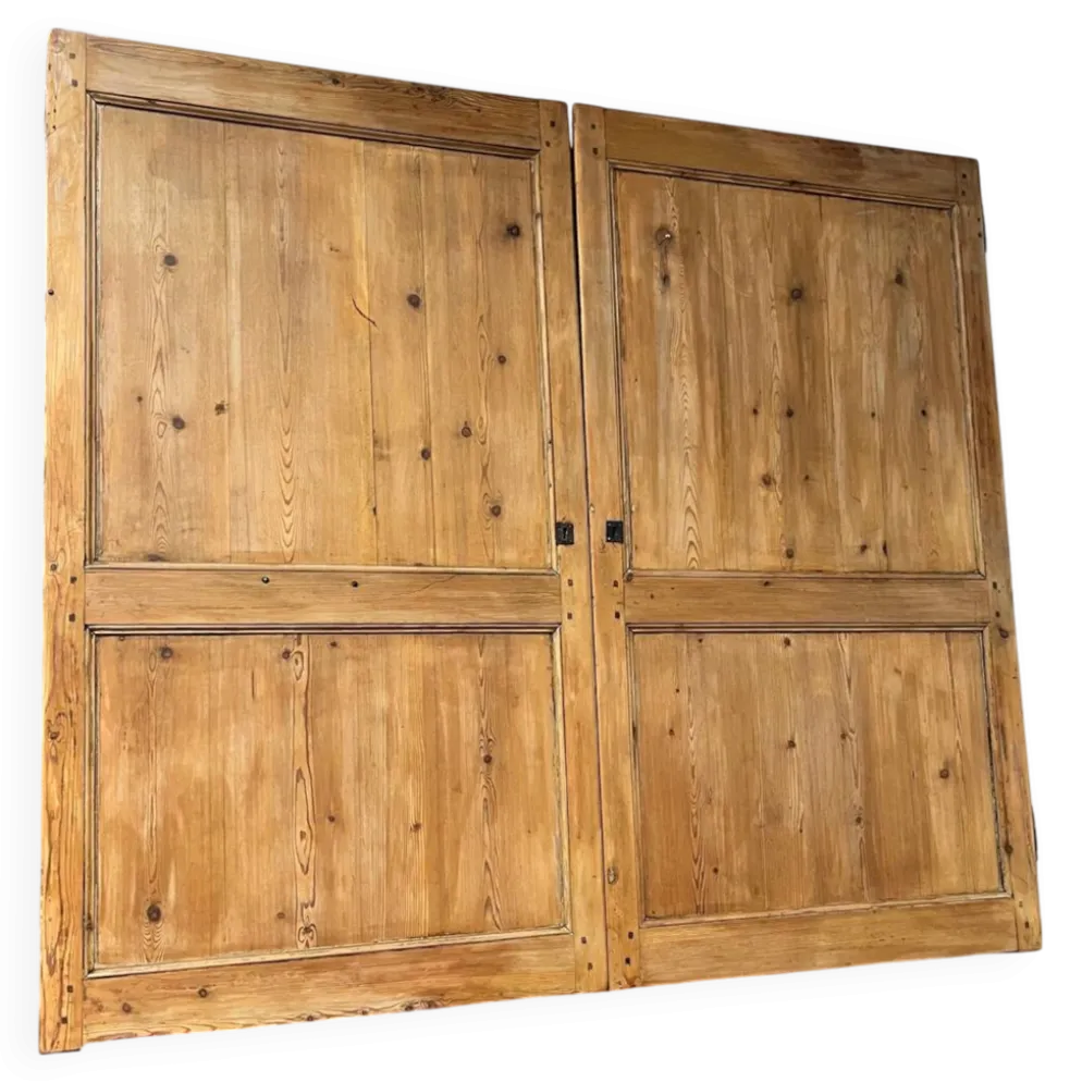 Anciennes portes de menuiserie intérieure