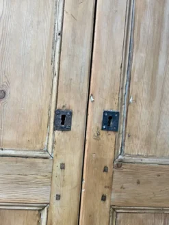 Anciennes portes de menuiserie intérieure