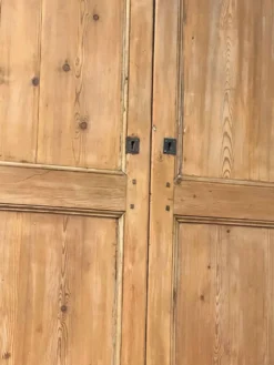 Anciennes portes de menuiserie intérieure