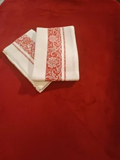 2 anciennes serviettes de table damassées rouges et blanches