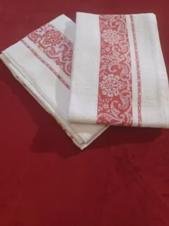 2 anciennes serviettes de table damassées rouges et blanches