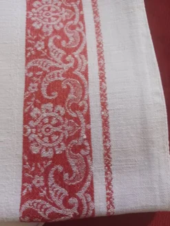 2 anciennes serviettes de table damassées rouges et blanches