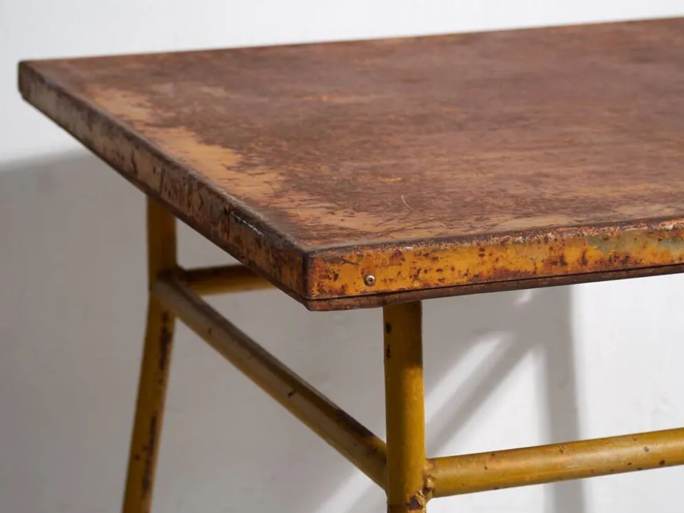 Ancienne table d’extérieur de couleur ocre (c.1920)
