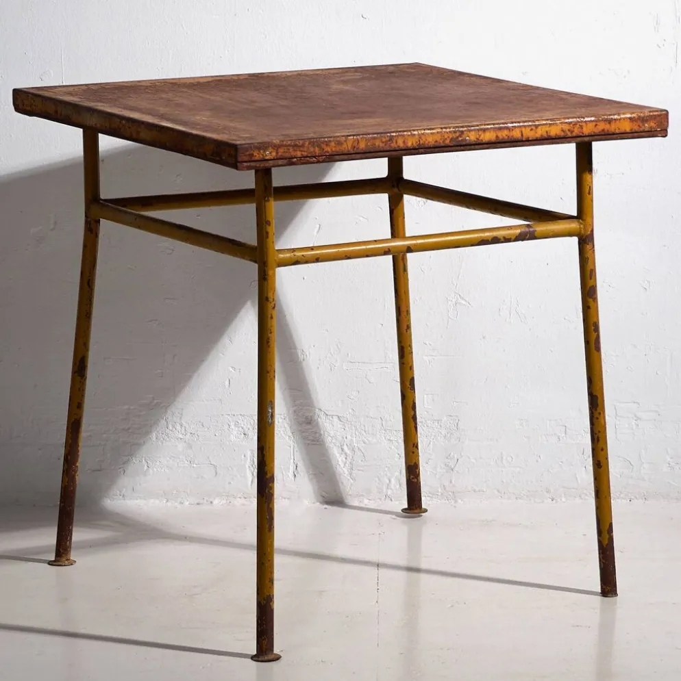 Ancienne table d’extérieur de couleur ocre (c.1920)