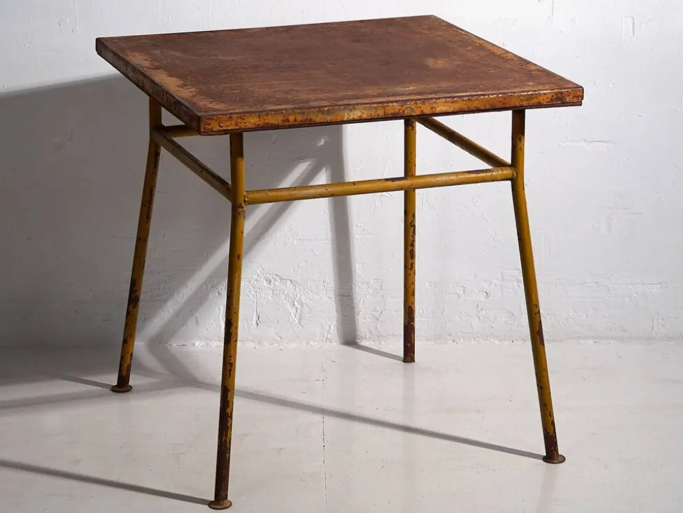 Ancienne table d’extérieur de couleur ocre (c.1920)