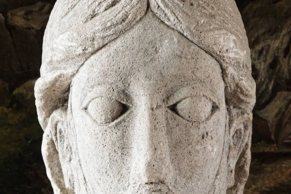 Ancienne tête de Christ de Vézelay en pierre reconstituée